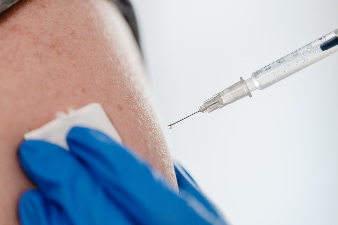 Närbild på när vaccination ges