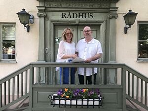 Katarina Hultqvist och Mats Nilssons kriver under avtal