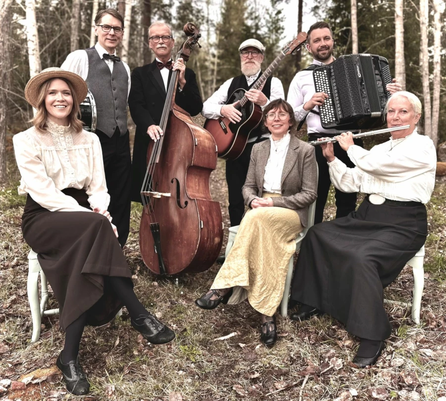 Lövhöjdens musiksällskap ger en utomhuskonsert vid östra Silvbergs gruva.