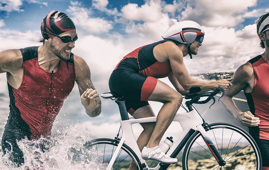 Thriathlon, en person springer, cyklar och simmar
