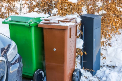 Soptunnor som står ute på vintern