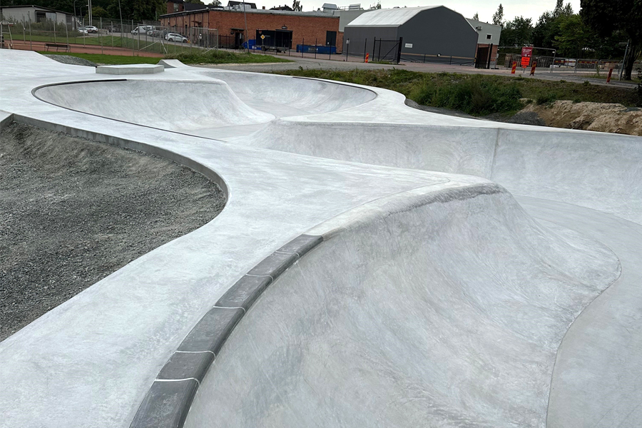 Den nya betongparken för kickbike och skateboard, vid Gruvplan i Säter.