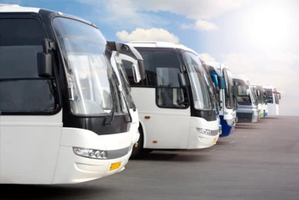 bussar parkerade på rad