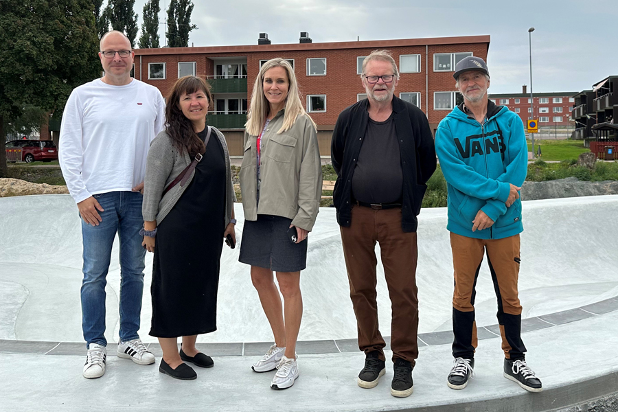 Anders Eriksson, Suzana Macuh, Bengt Wahlgren, Malin Lilja Altörn och Pelle Evertsson vid den nya betongparken vid Gruvplan i Säter.