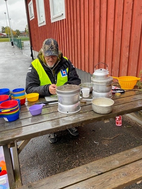 Personal i Stora Skedvi skola sitter vid en bänk på skolgården