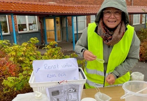 Personal på Stora Skedvi skola visar hur man renar vatten