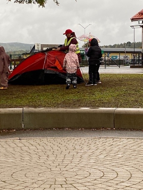 Barn och personal på Stora Skedvi skola reser tält