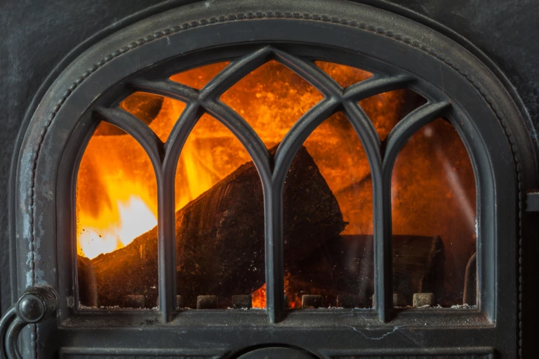 En kamin med vedträn som glöder.