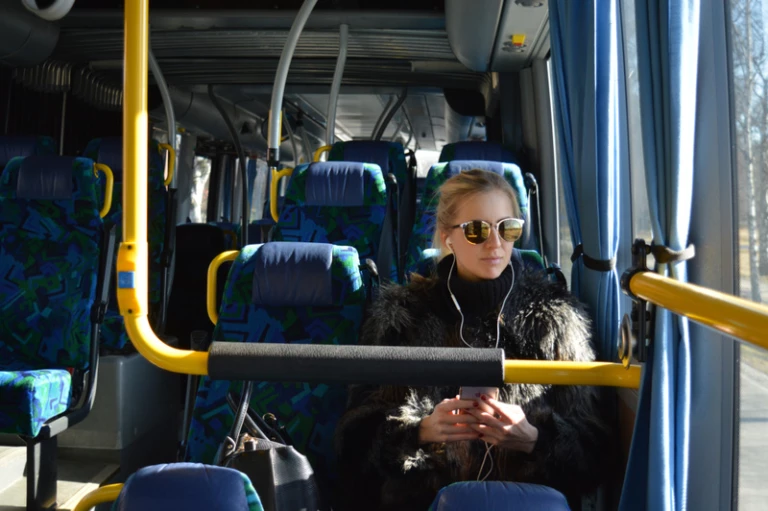 Flicka åker buss