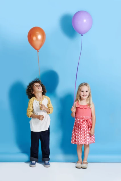 Barn med ballonger