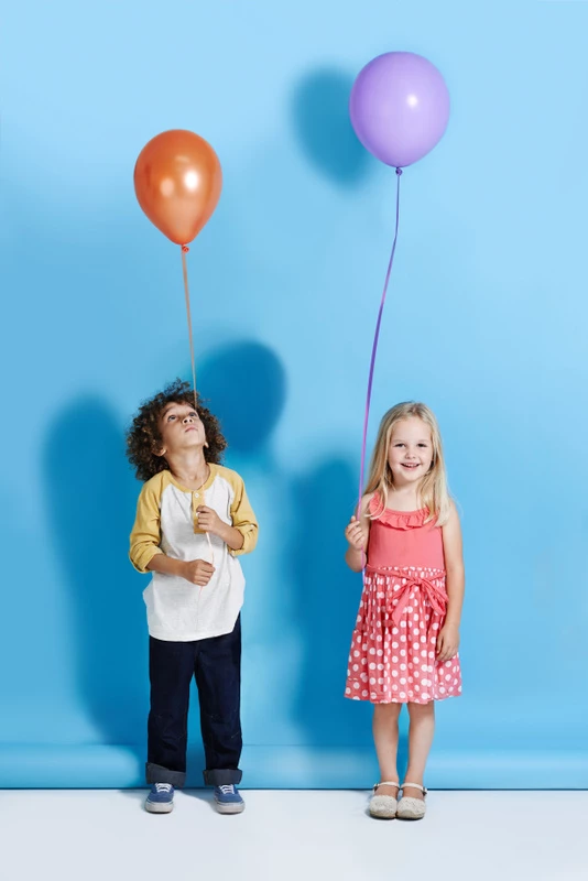Barn med ballonger