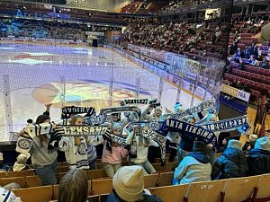 Deltagare från Ung Livsstil på hockeymatch