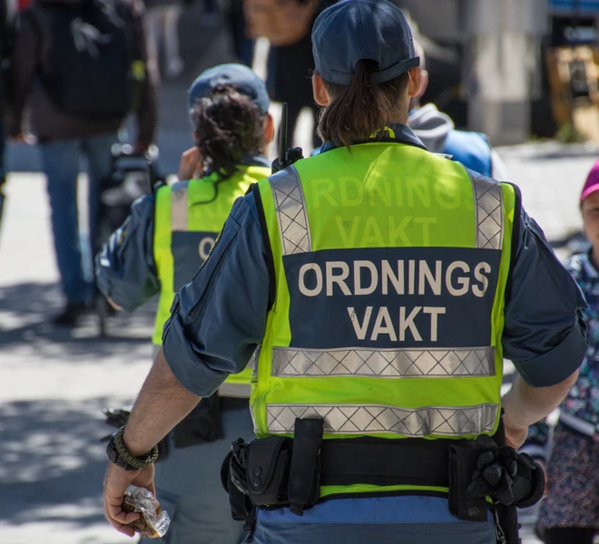 Ryggen på två ordningsvakter