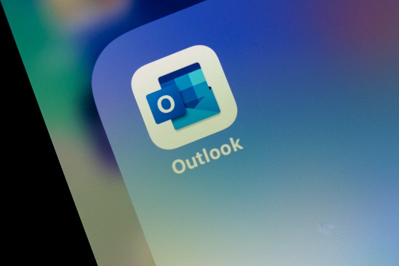 Outlookappen på en mobil.