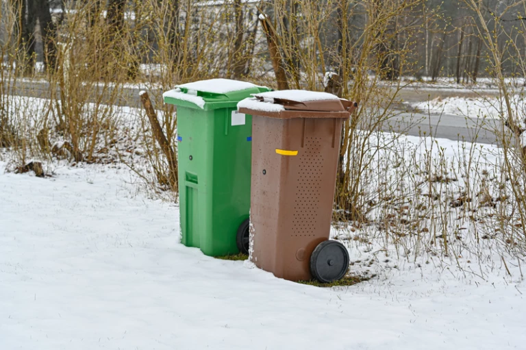 Sopkärl som står i snön