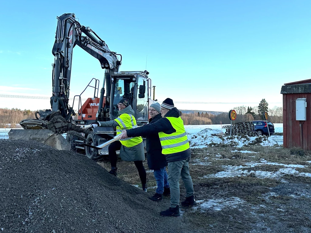 Mats Nilsson, kommunstyrelsens ordförande i Säters kommun, Karin Frejd, samhällsbyggnadsnämndens ordförande i Säters kommun och Ulrik Bergman, styrelseordförande på Borlänge Energi tar varsitt spadtag i en grushög