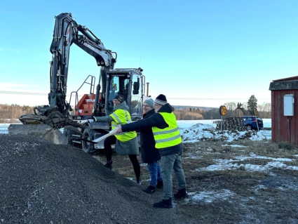 Mats Nilsson, kommunstyrelsens ordförande i Säters kommun, Karin Frejd, samhällsbyggnadsnämndens ordförande i Säters kommun och Ulrik Bergman, styrelseordförande på Borlänge Energi tar varsitt spadtag i en grushög