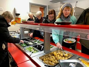 SPS Seniorer tar för sig vid lunchbuffén på Stora Skedvi skola.