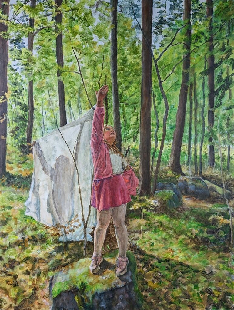 målning av Lisa Wessberg föreställande ett barn i en solig skog. Barnet leker med ett vitt tygstycke