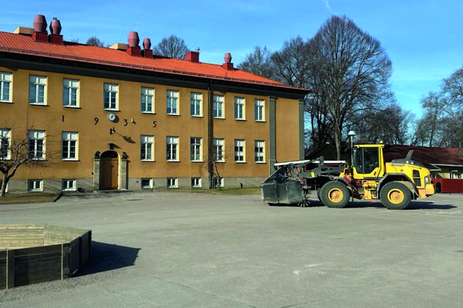 En sopmaskin sopar vid Kungsgårdsskolan