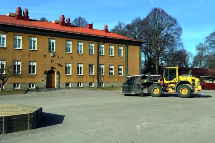 En sopmaskin sopar vid Kungsgårdsskolan