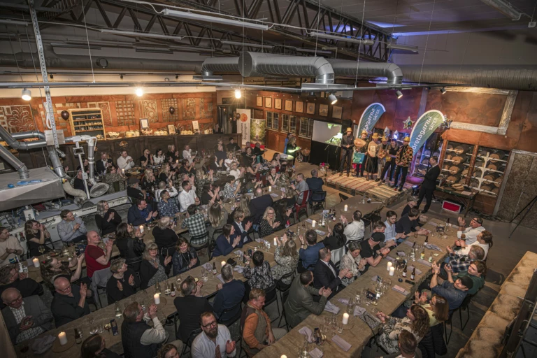 Företagarfesten dukade bord och glada deltagare