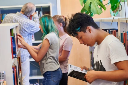 Ungdomar på skolbibliotek