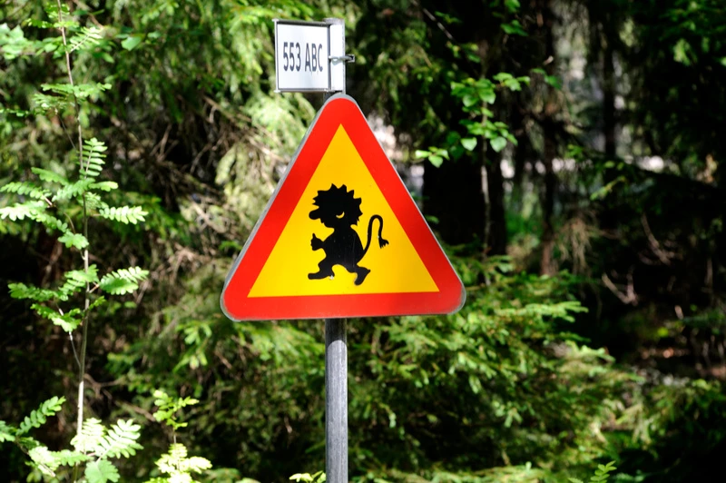 Vägskylt med troll