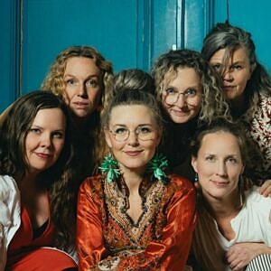 Porträttbild föreställande musikgruppen Livet Nords orkester. Fem stycken kvinnor som står nära varandra.