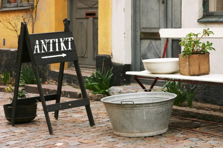 bild på en gatupratare med texten antikt
