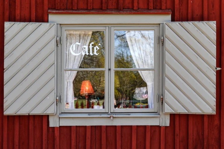 Fönster med texten café