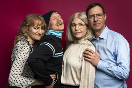 En gruppbild på 4 st skådespelare, två manlig och två kvinnliga