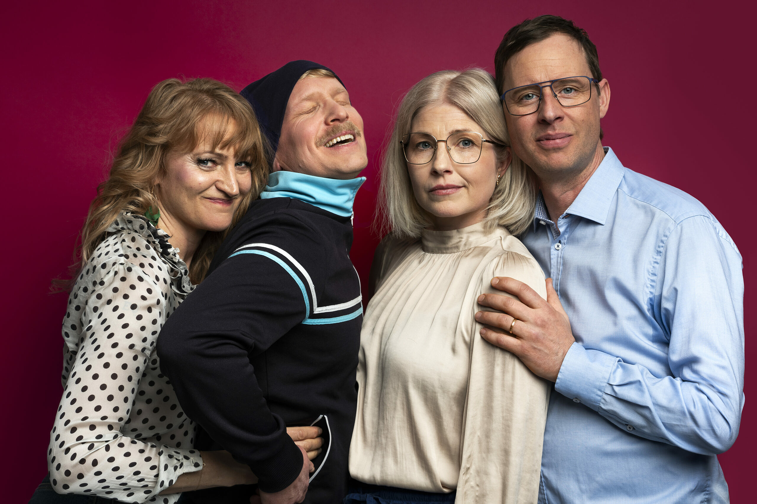 En gruppbild på 4 st skådespelare, två manlig och två kvinnliga