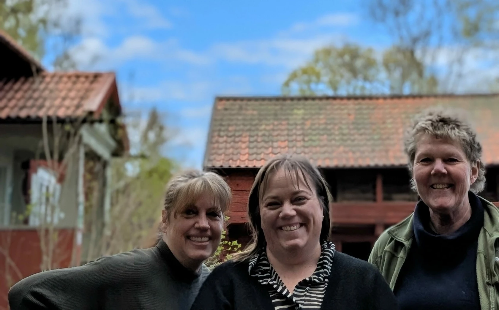 Bild på Linda, Pernilla och Karin som kommer driva "Fäboden" i Säterdalen 2025