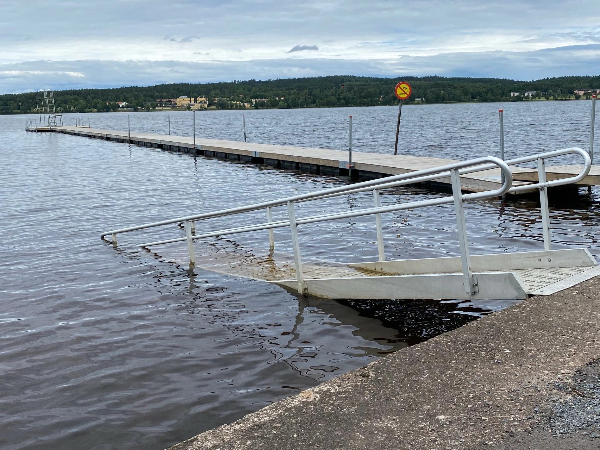Badbryggorna, inklusive tillgänglighetsanpassad ramp, vid Ljusternbadet.