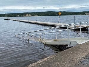 Badbryggorna, inklusive tillgänglighetsanpassad ramp, vid Ljusternbadet.