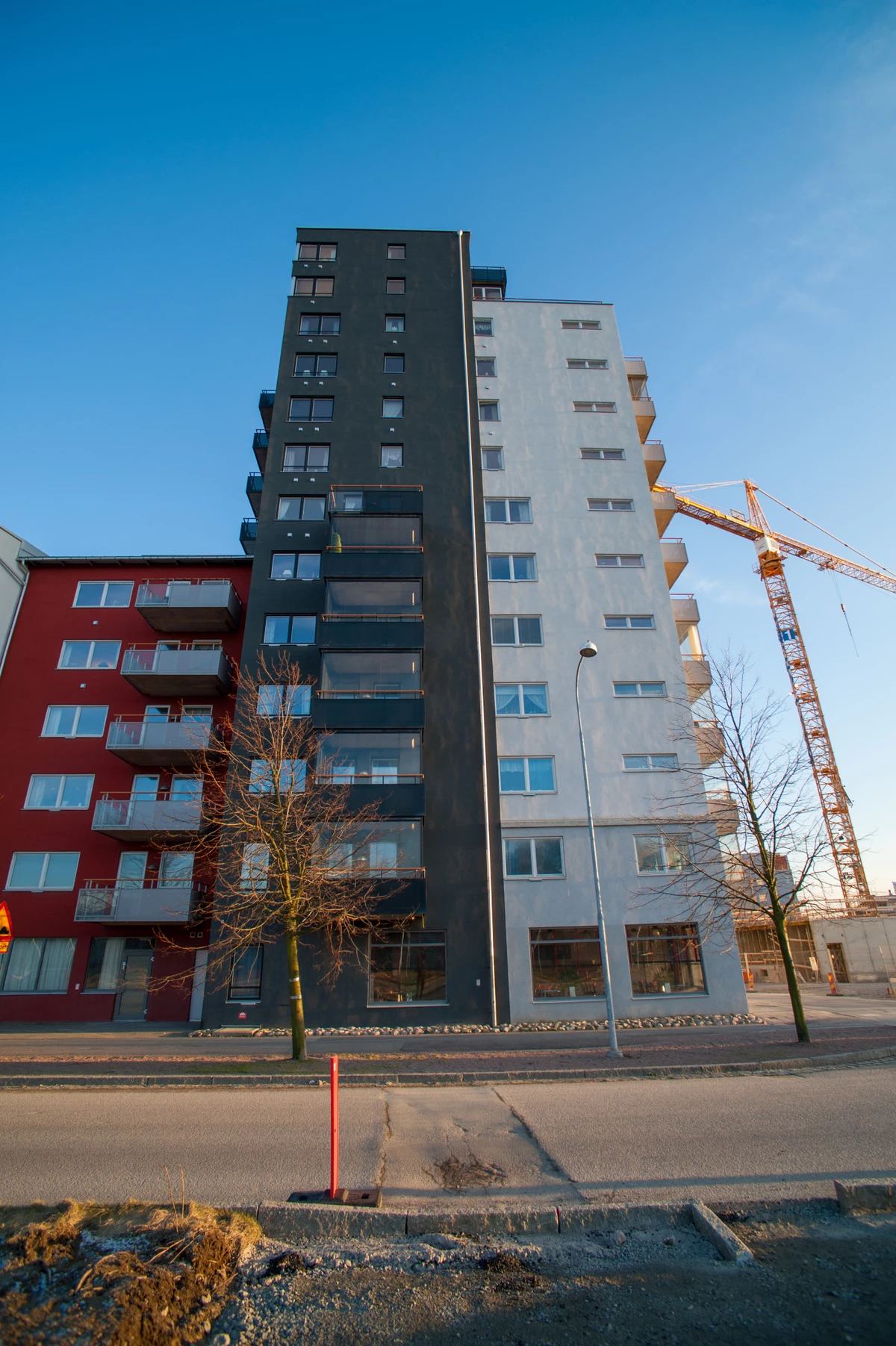 Höghus som håller på att byggas med hjälp av kran.
