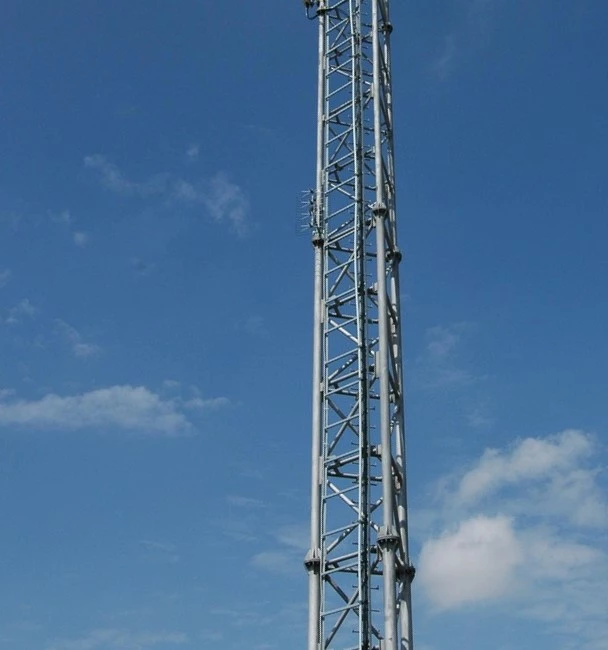 Telemast med blå himmel i bakgrunden.