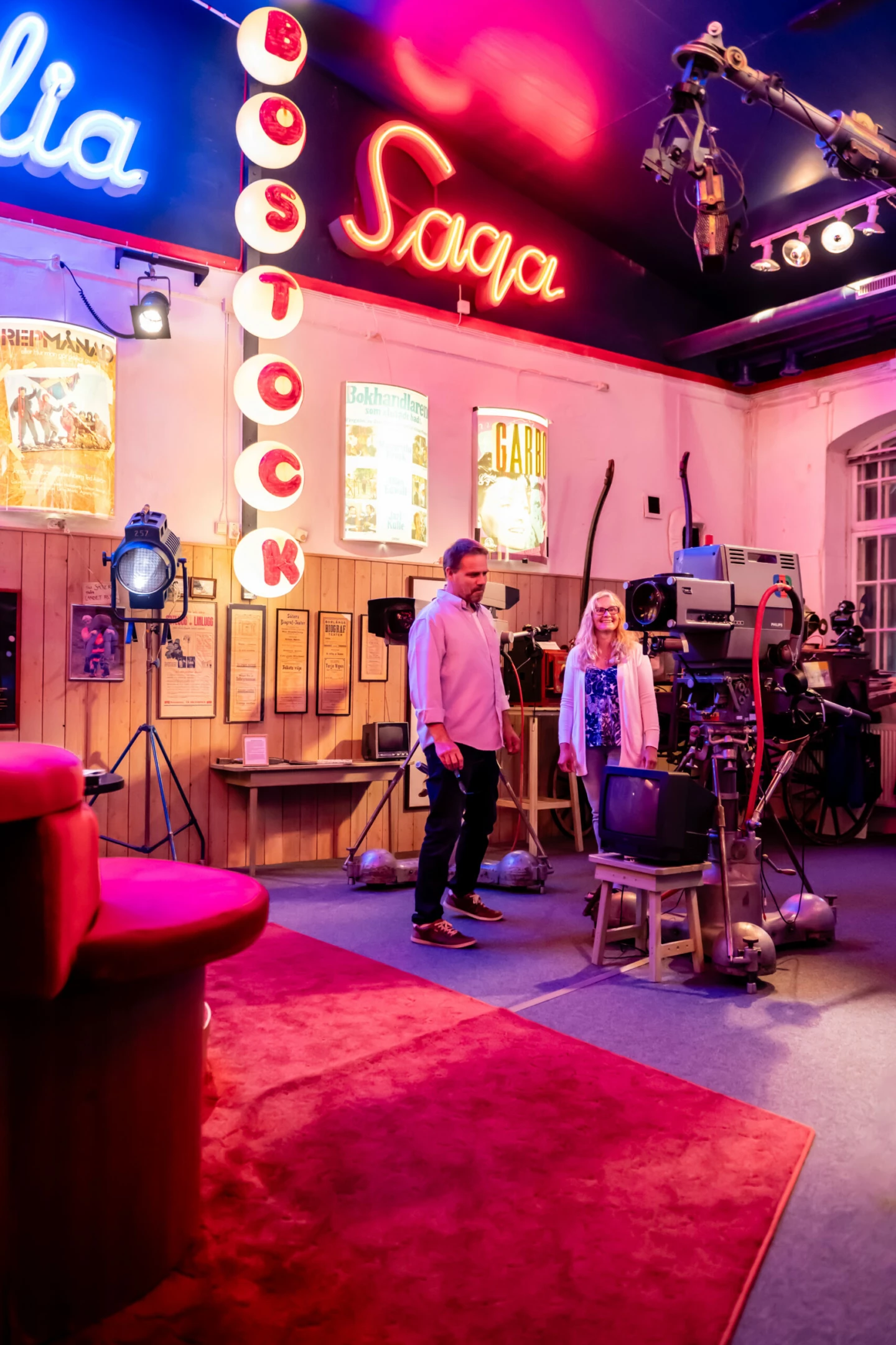 en kvinna och en man på Biograf- & TV-museet i säter