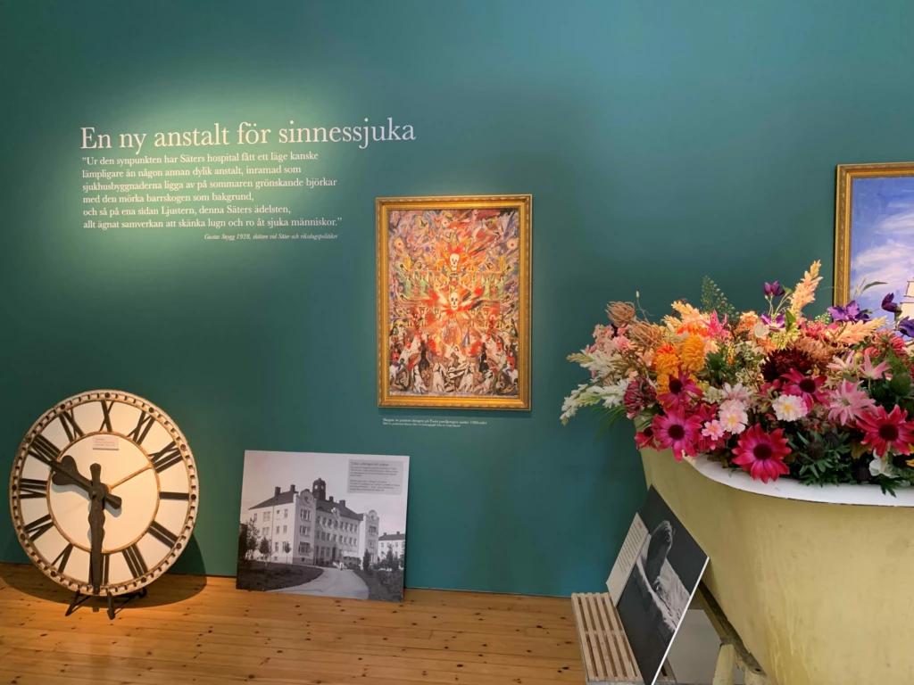 en bild från utställningen på mentalvårdsmuseet med ett badkar med blommor