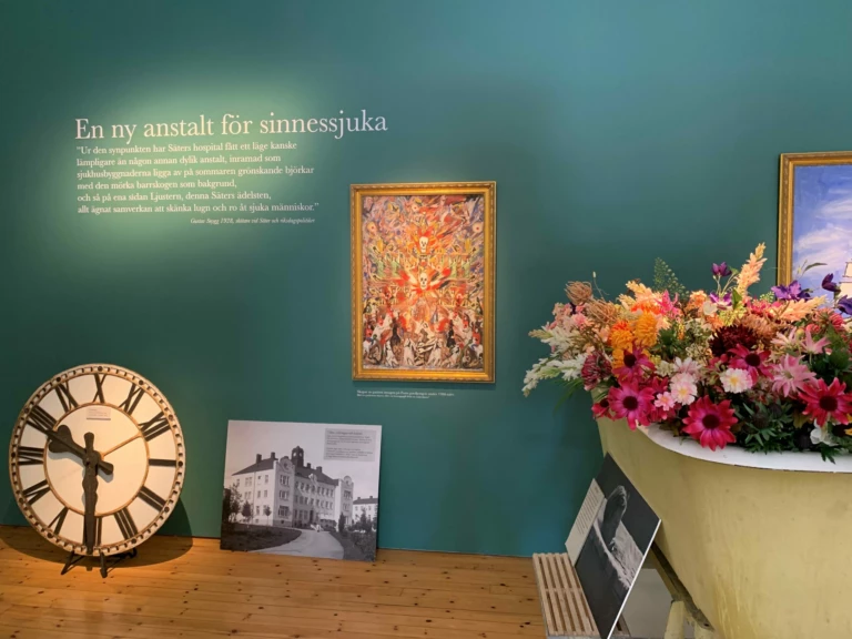 en bild från utställningen på mentalvårdsmuseet med ett badkar med blommor