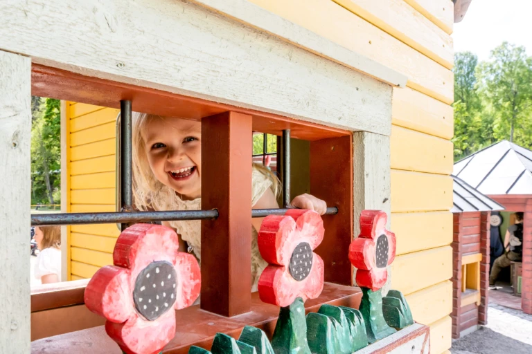 bild på en flicka som leker i lekplatsen Lilla Säter i Säterdalen