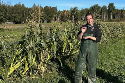 Finley Blackburn, lärare på Säters kommun framför ett fält med majsodling.