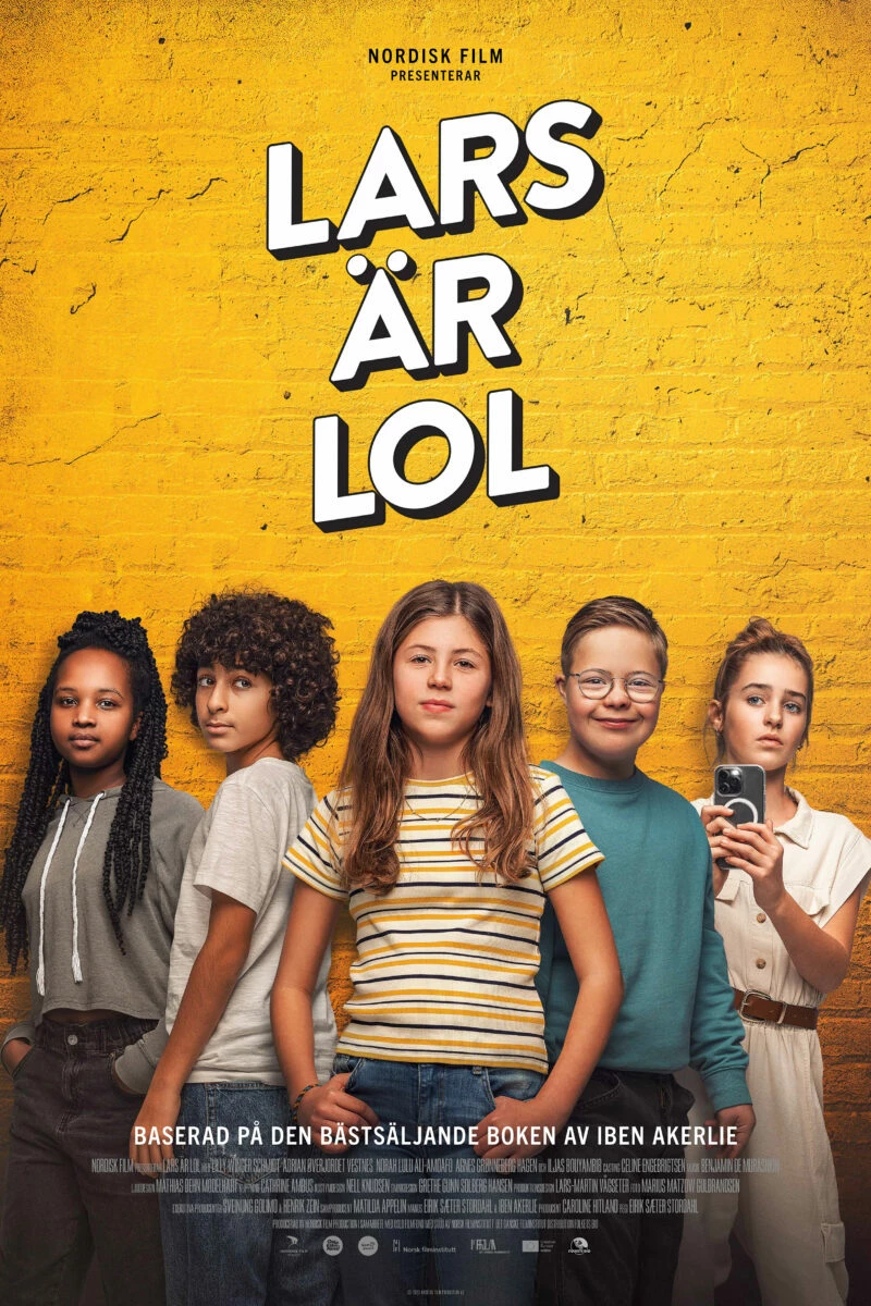Filmaffisch, fem ungdommar längs en gul vägg