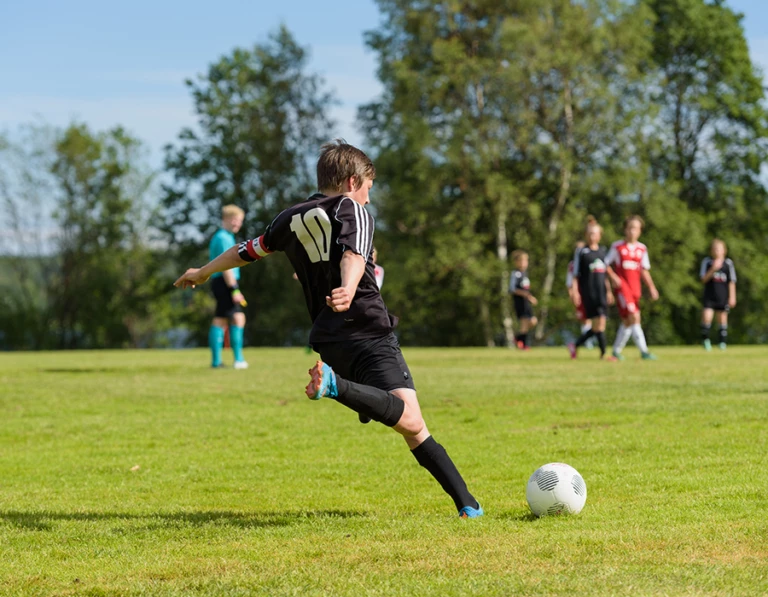 En pojke spelar fotboll