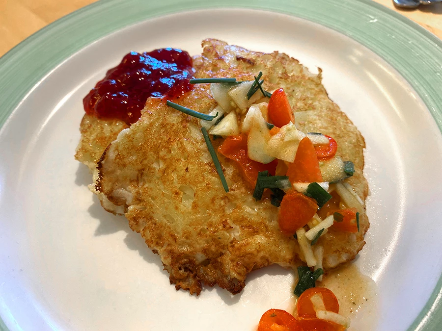 Raggmunk med lingon och tomatchutney.