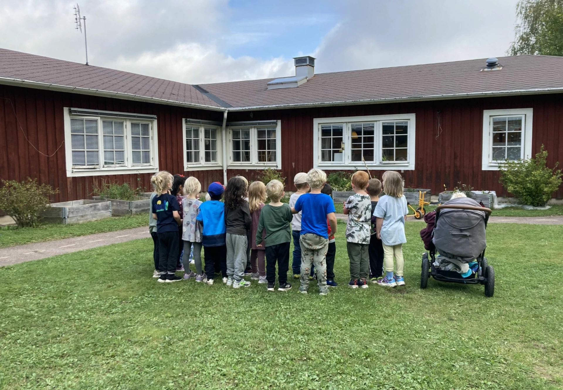 Varggropen barn bakifrån