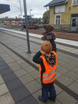 Bjarne åker från tågstationen.