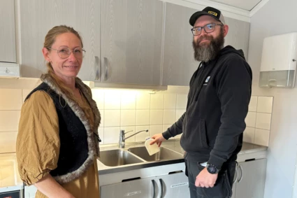 Liv Almstedt, enhetschef och Martin Henriksson fyller på vatten i en flaska vid en vattenkran