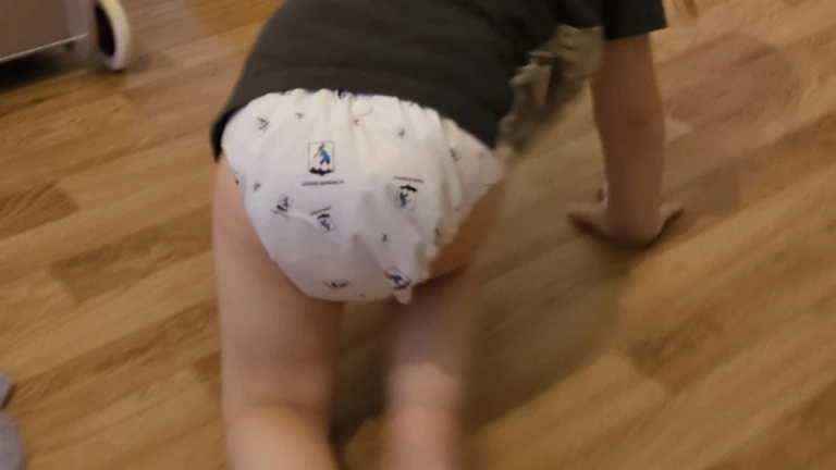 Blöja på barn som kryper på golvet